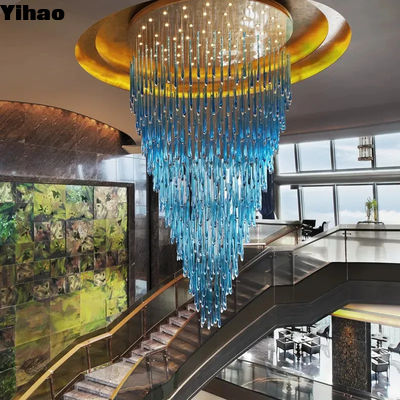 Chiếc đèn lồng phòng khách sạn được gắn trên trần nhà