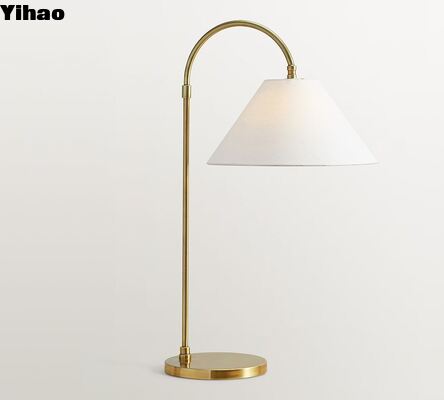 Đèn bàn LED thân bằng đồng với bóng len và ánh sáng trắng ấm áp 2700K cho phòng khách