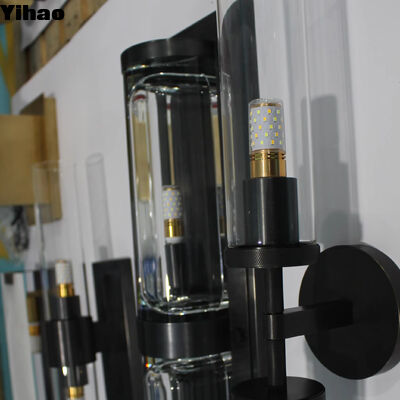 Đèn tường bằng vật liệu đồng với ánh sáng trắng ấm áp 2700K và thiết kế hiện đại cho phòng khách và phòng ngủ