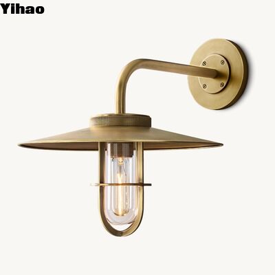 Đèn tường bằng vật liệu đồng với ánh sáng trắng ấm áp 2700K và thiết kế hiện đại cho phòng khách